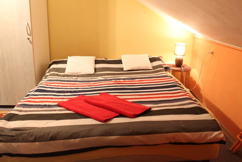 Pokoje Na Chmielnej 2 Hostel Varsó Szoba fotó