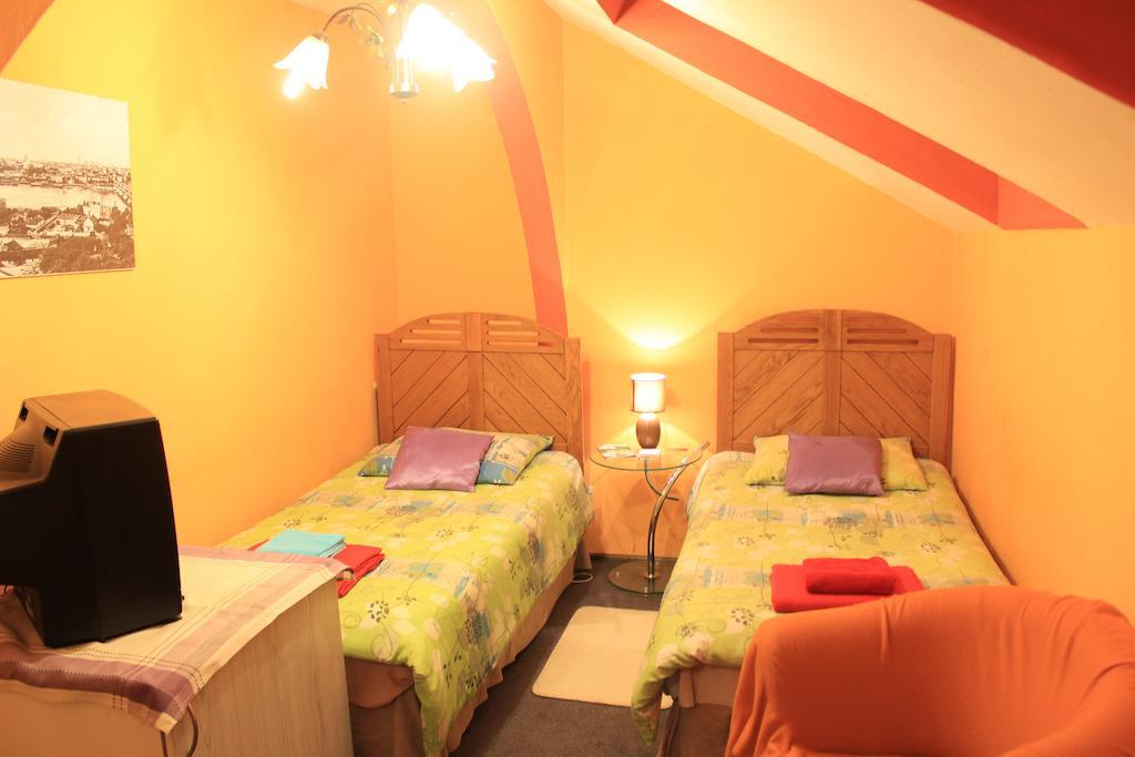 Pokoje Na Chmielnej 2 Hostel Varsó Szoba fotó